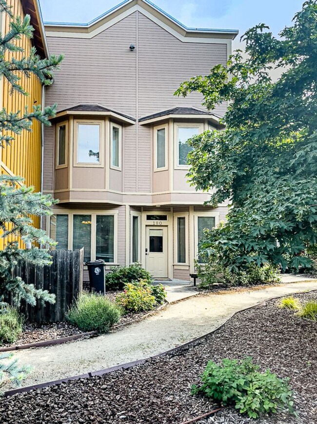 Building Photo - Jackson Creek Suite: Fully Furnished Charming Condo Nestled in Near a Creek $300