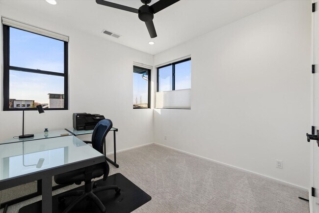 Building Photo - Waterfront End-Unit | 3 Bed | 3 Bath | 2,189 Sq. Ft. | Gated Community | Luxury Lake Living