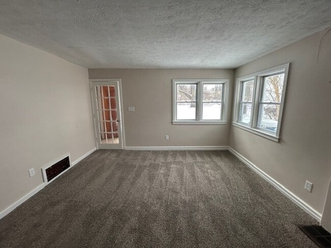 Building Photo - 5 Bed - 1.5 Bath Single Family Home in Lorain