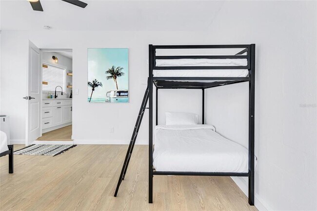 Building Photo - 1921 Fern Ave