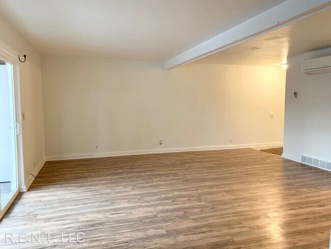 Building Photo - 2 br, 1 bath Apartment - 3362-3368 S 200 E