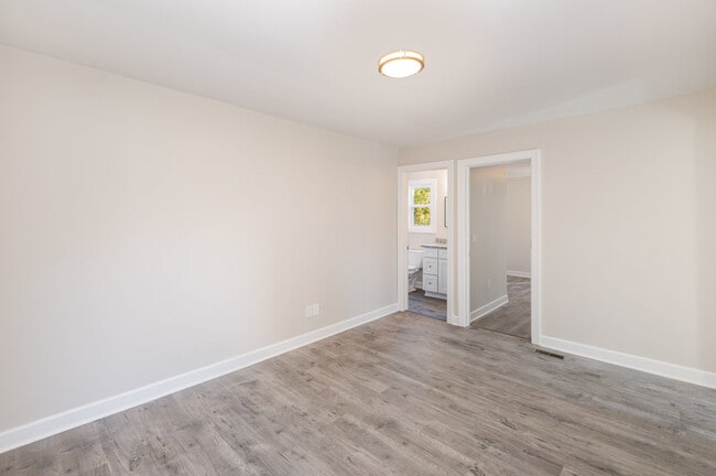 Building Photo - 417 W Coffee St