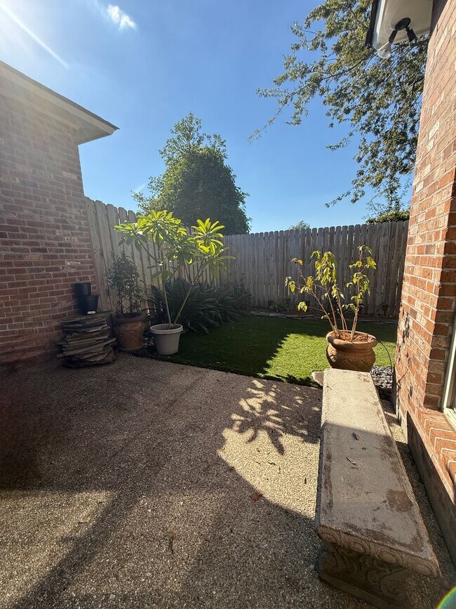 Building Photo - Must See this Beautiful  3/2 Townhome  Available NOW