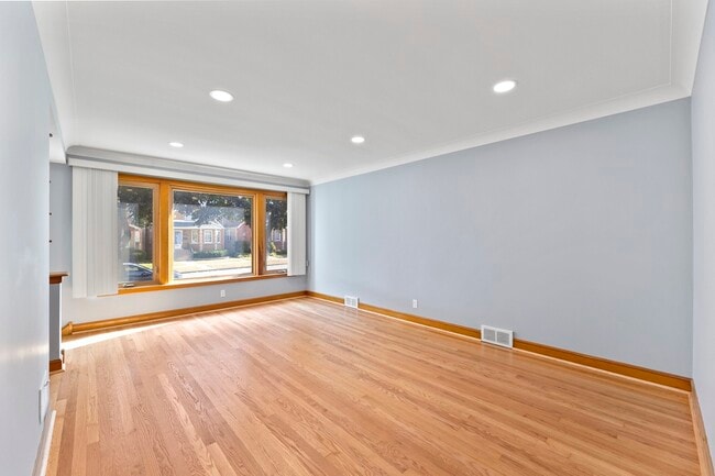 Building Photo - 5534 S Natoma Ave