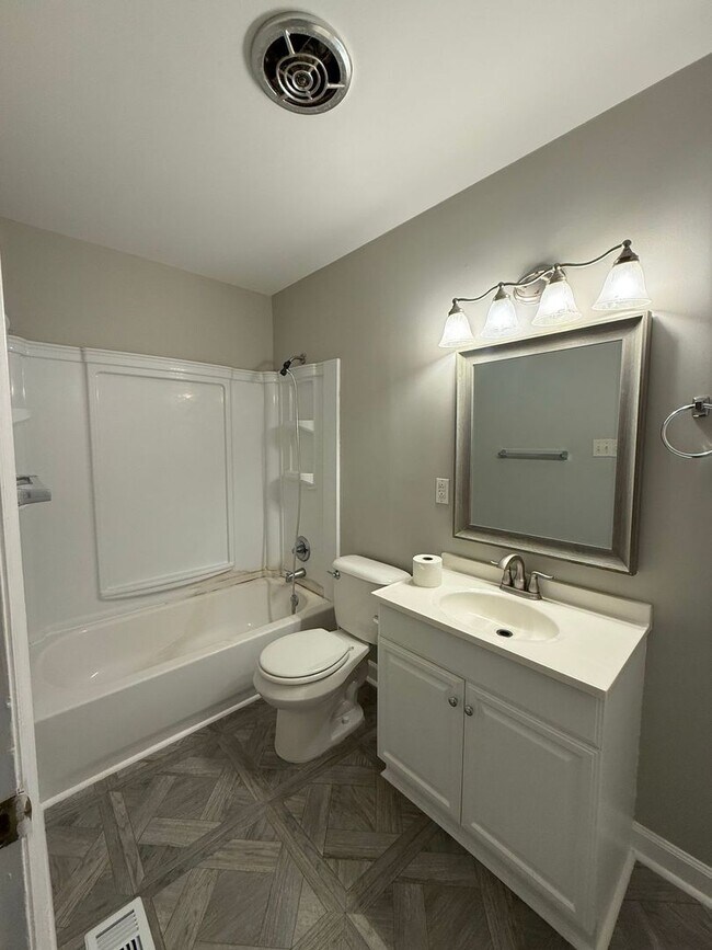 Building Photo - 3 bedroom, 2 bath House