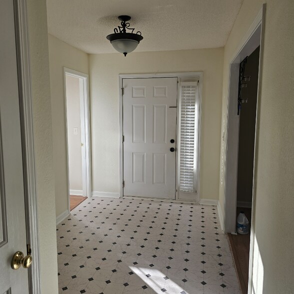 Building Photo - 205 Killian Green Dr