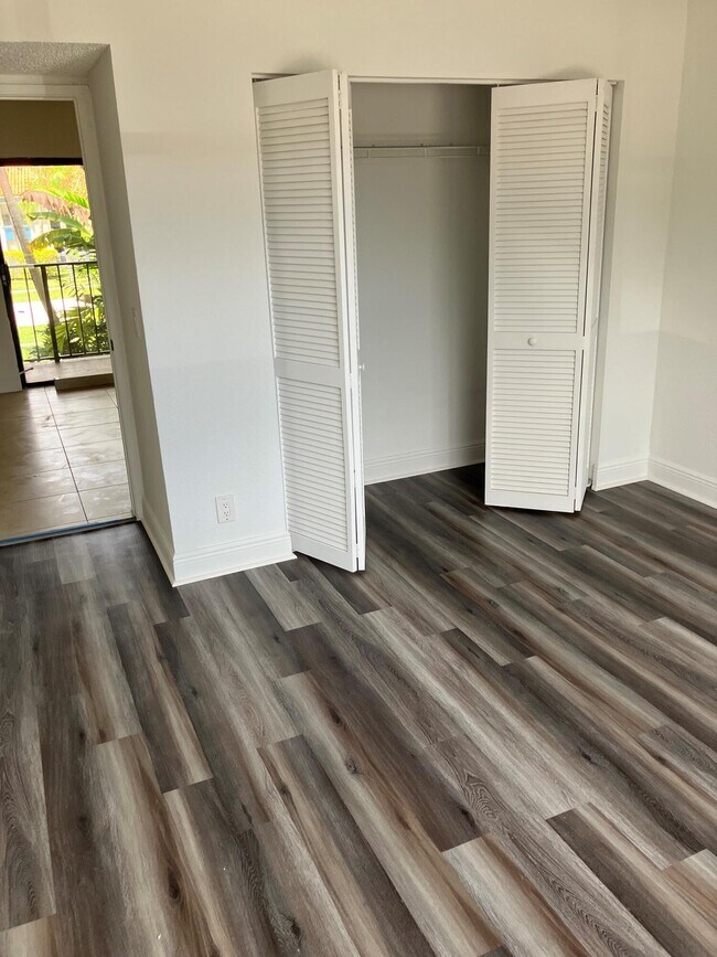 Building Photo - 1515 Lake Crystal Dr