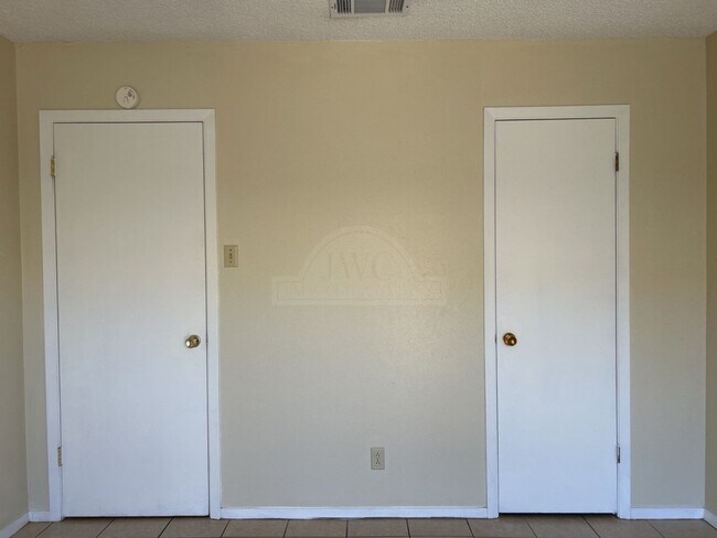 Building Photo - 2207 Cascade Dr