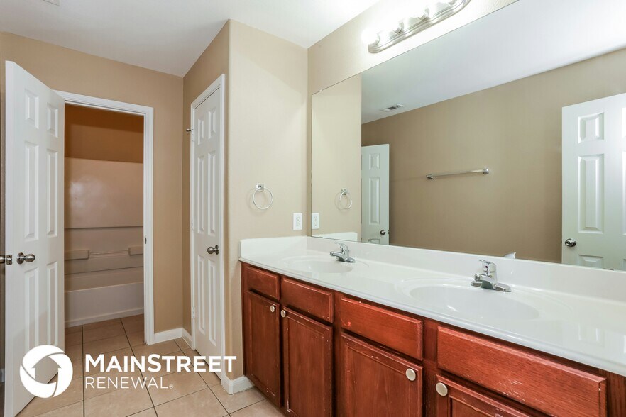 Building Photo - 628 Lazy Crest Dr