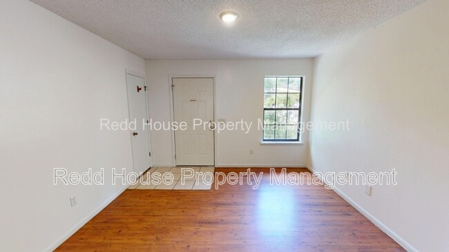 Building Photo - 111 Oakridge Cir