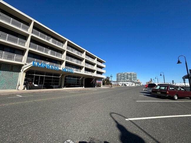 Building Photo - Gorgeous 3 bedroom 1 1/2 bathroom Single F...