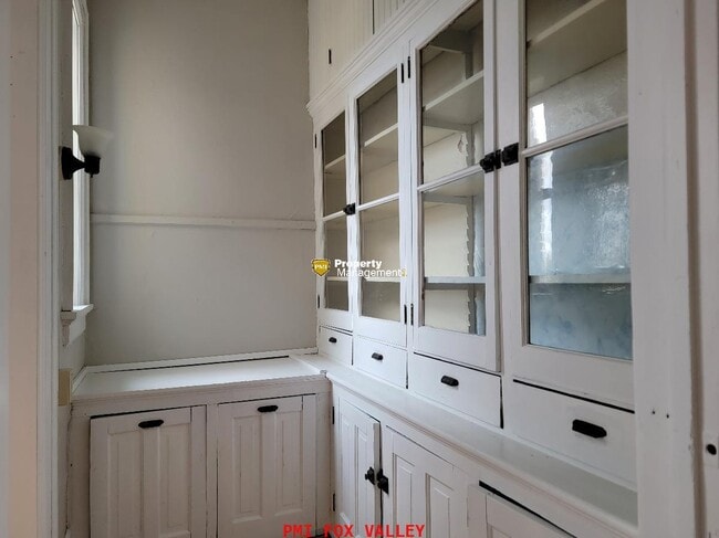 Building Photo - 4 or 5 Bedroom Upper Luxury Apartment with Custom Fireplace in Historic Building