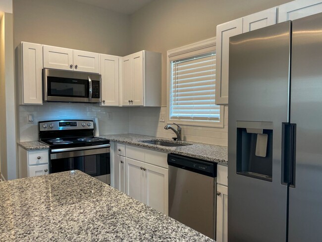 Building Photo - 510 Lakeview Ave, Colonial Heights