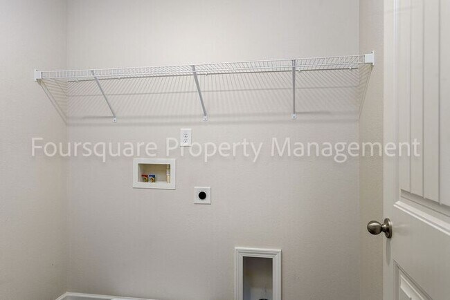 Building Photo - Spacious 3-Bed Home with Loft, Modern Kitc...
