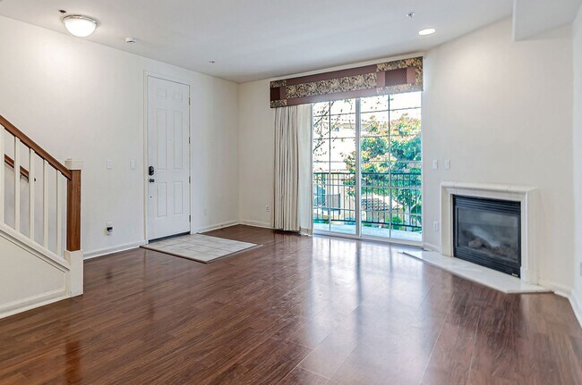 Building Photo - 3 Bedroom Townhouse with Bonus Loft/Office