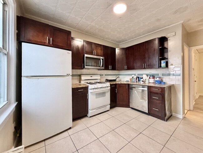 Building Photo - 617 Grand Ave