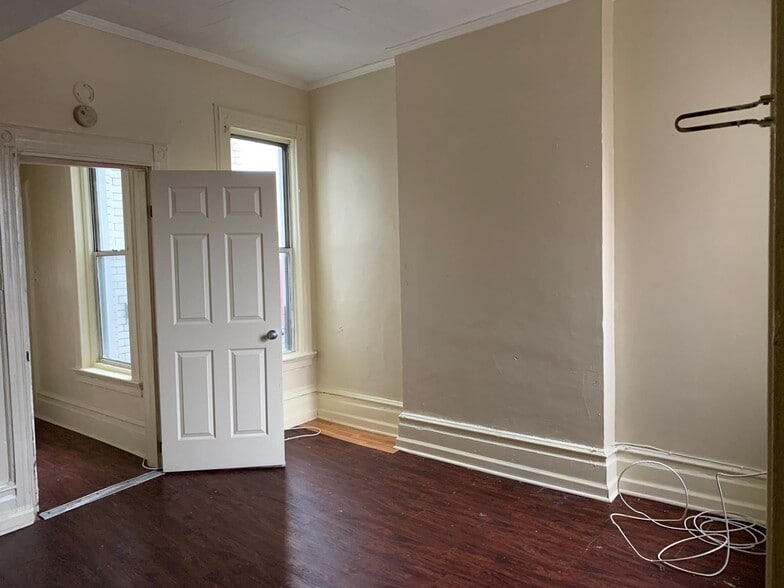 bedroom - 105 Roseville Ave