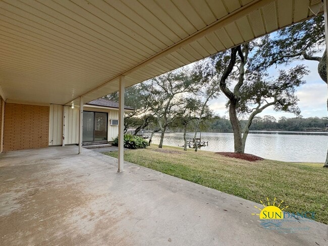 Building Photo - Waterfront Home in sought after Poquito Bayou, Shalimar!