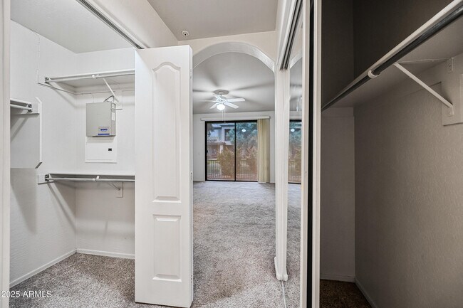 Building Photo - 705 W Queen Creek Rd