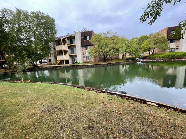 Building Photo - 202 S Waters Edge Dr