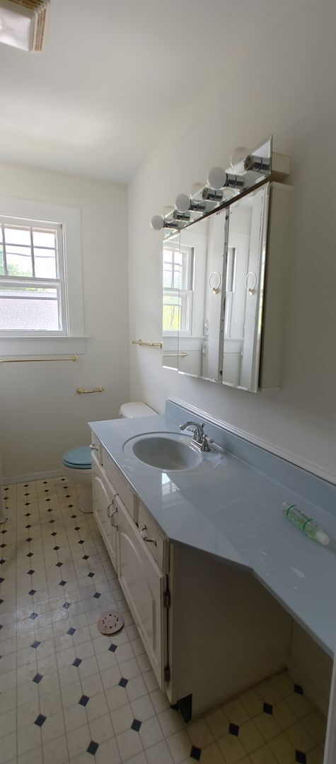 Building Photo - Affordable Downtown 3 Bedroom Rental