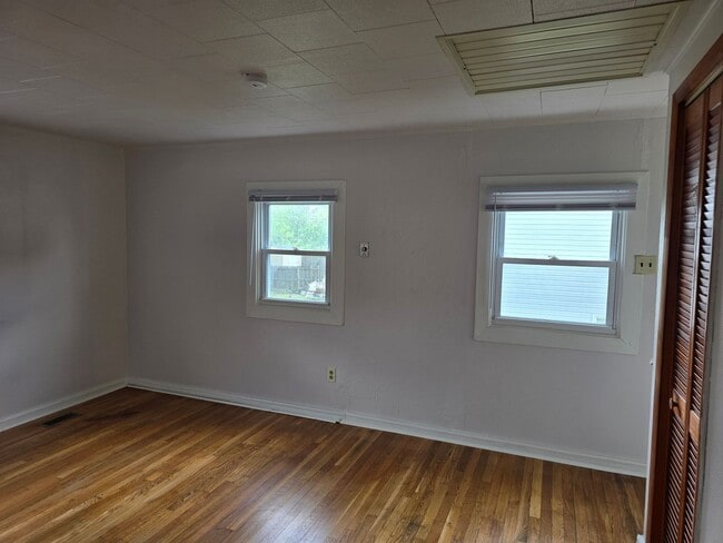 Building Photo - Three bedroom one bath in New Castle