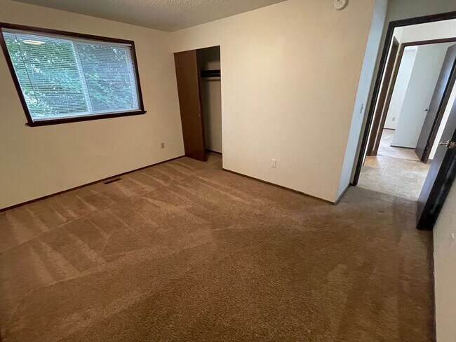 Building Photo - 2 Bedroom, 1 Bathroom Duplex in Blaine