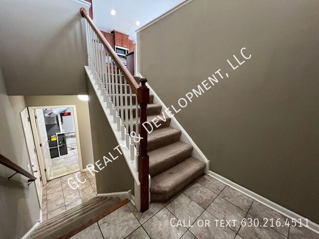 Building Photo - *** BACK ON MARKET / END UNIT TOWNHOUSE / ...