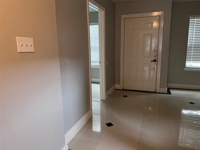 Building Photo - 19818 Lindenwick Ct