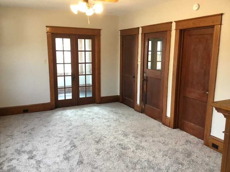 Building Photo - 918 W 32nd St