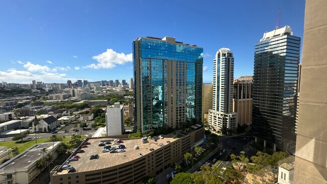 Building Photo - Convenient Downtown  1 Bed 1 Bath 1 Parking in the Kukui Plaza