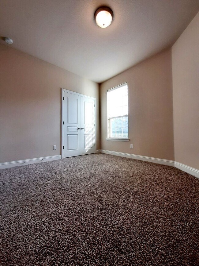 Building Photo - Beautiful 4 Bedroom, 2 Bath in sought after Arlington Neighborhood!