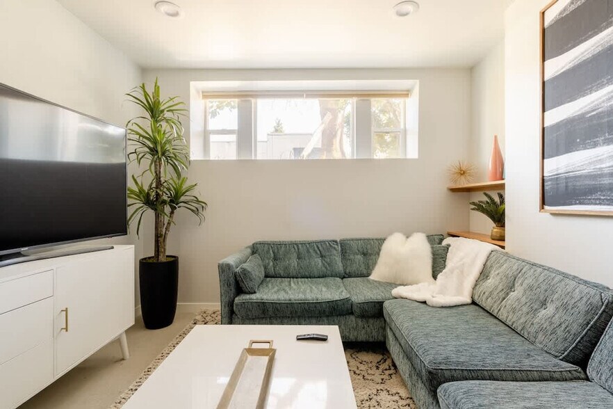 Building Photo - 911 SE 26th Ave