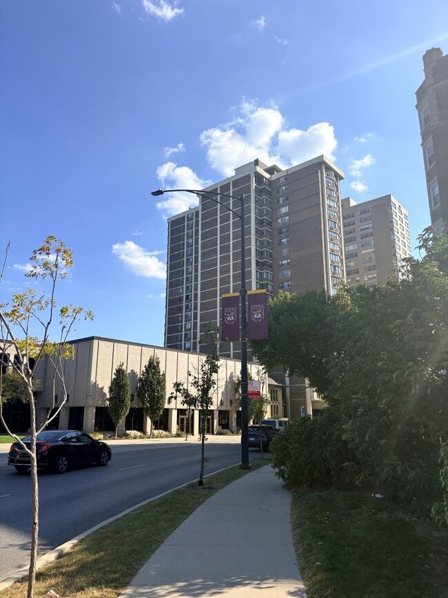 Building Photo - 6325 N Sheridan Rd