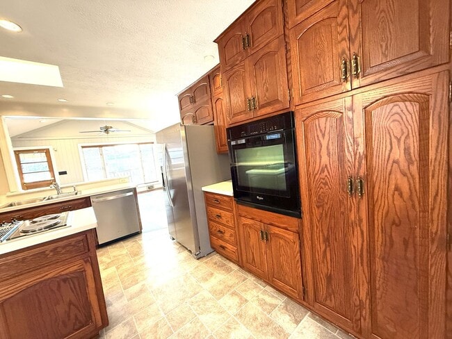 Building Photo - Spacious 3 Bedroom 2 Bath Home