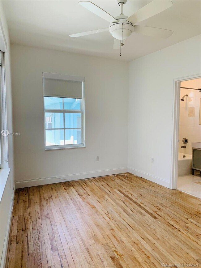 Building Photo - 2840 Pine Tree Dr