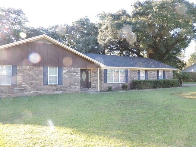 Primary Photo - Convenient to interstate, schools & shopping!