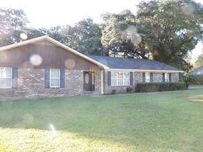 Building Photo - Convenient to interstate, schools & shopping!