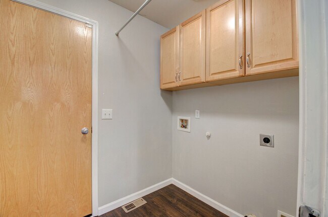 Building Photo - 5-Bedroom Home with Primary Bedroom on Main Floor
