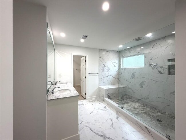 Building Photo - 4865 Chesterfield Ct