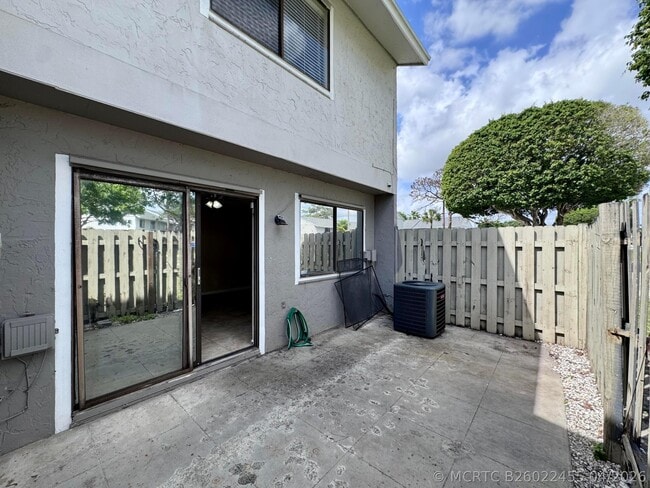 Building Photo - 704 Riverside Dr