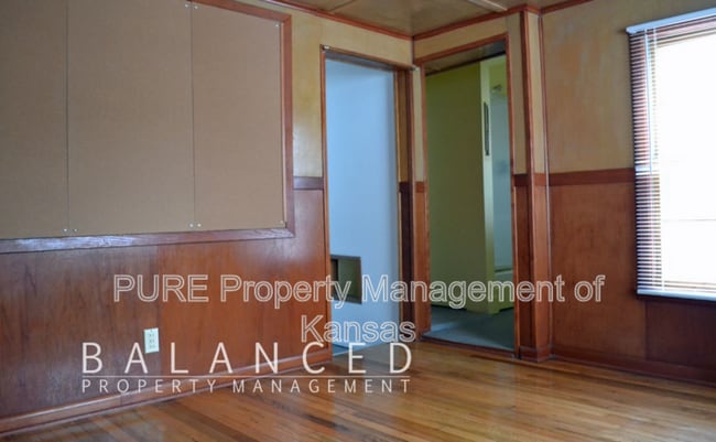 Building Photo - 1915 SW Moundview Dr