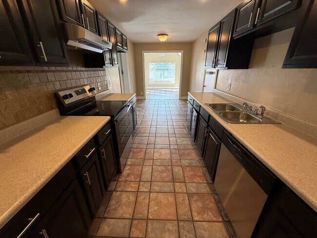 Building Photo - Spacious 4 Bedroom in South Tulsa