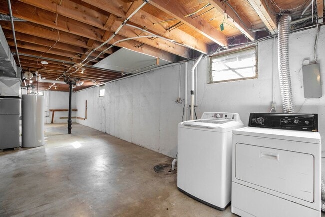 Building Photo - Move in special!! Beautiful 3BR/2BA w/ Garage & Fenced Yard