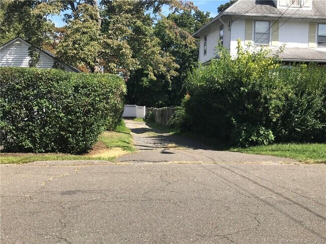 Building Photo - 42 Weed Hill Ave