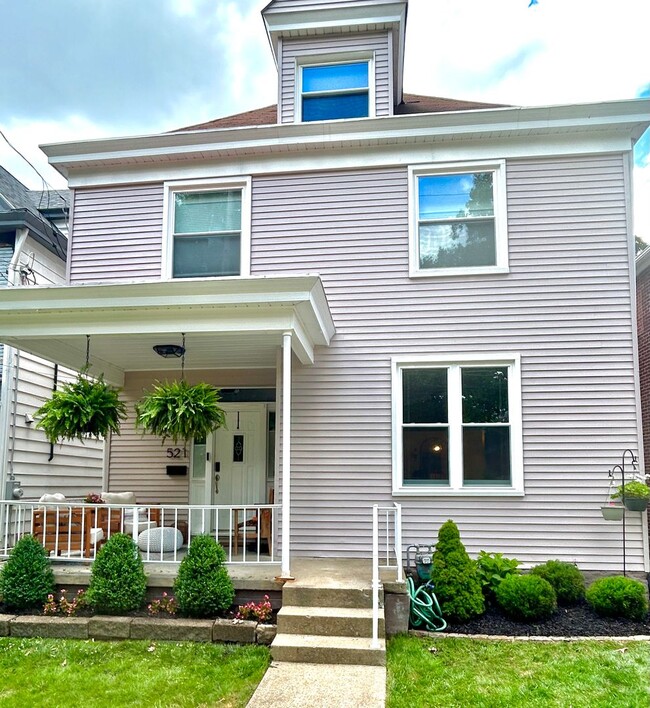 Primary Photo - 1 Mile to Country Club! Sleeps 10!