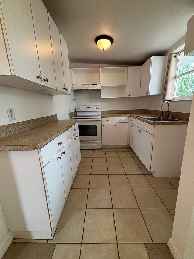 Building Photo - Move in Special half off first months rent - 3 bedroom 1 bath home in Sarasota