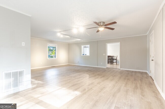 Building Photo - 2290 Pinetree Ln NE