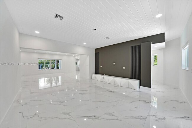Building Photo - 711 Sunset Dr