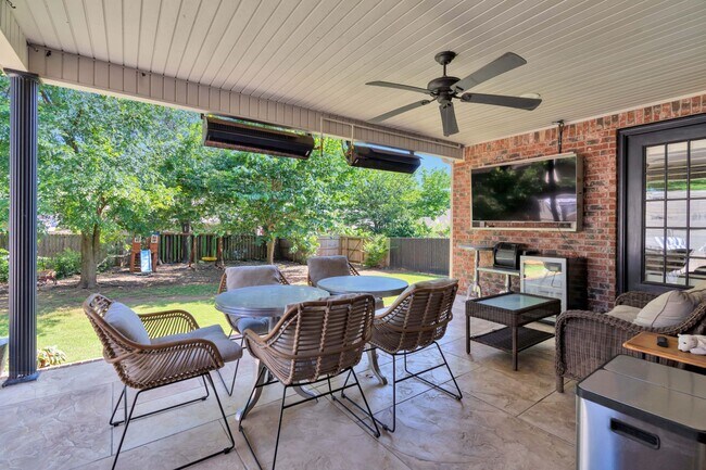 Building Photo - Fabulour Bridgeport S/D Home w/AMAZING out...